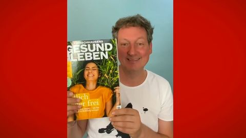 Eckart von Hirschhausen hält die neue Ausgabe von Hirschhausens Gesund Leben in die Kamera.