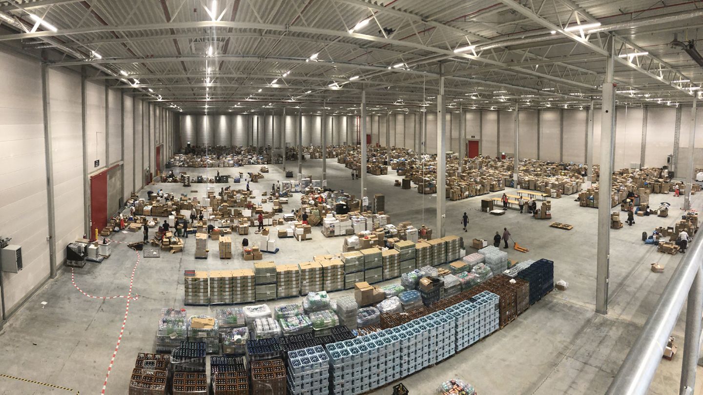 Das Logistikzentrum des Deutschen Roten Kreuzes in Zülpich wird noch auf Monate Sachspenden von Unternehmen einlagern und verteilen