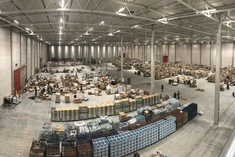 Das Logistikzentrum des Deutschen Roten Kreuzes in Zülpich wird noch auf Monate Sachspenden von Unternehmen einlagern und verteilen