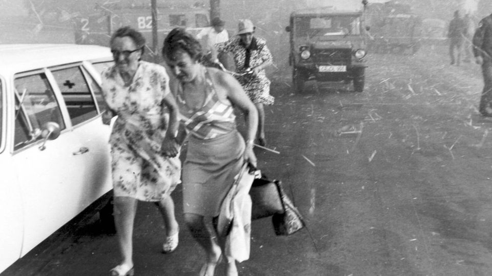 Anwohnerinnen im Landkreis Celle flüchten vor dem herannahenden Feuer 