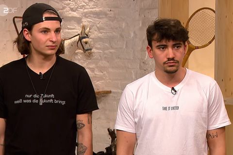 Aaron von Pilgrim und Adrian Sadeghian (r.) stehen im Studio von Bares für Rares in Pulheim