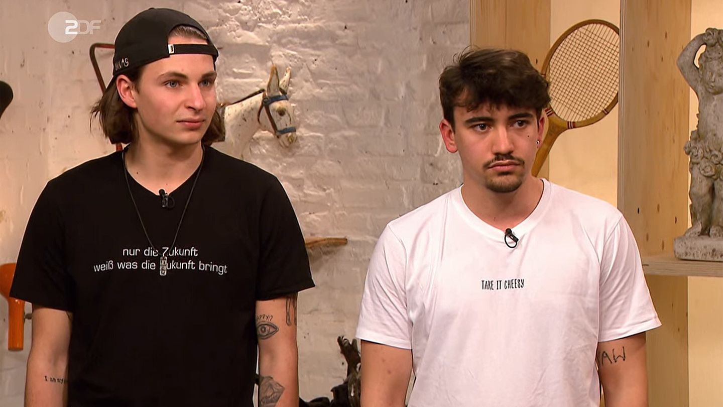 Aaron von Pilgrim und Adrian Sadeghian (r.) stehen im Studio von Bares für Rares in Pulheim