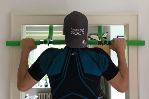 Klimmzugstangen im Test: Training am Multifunktions-Türreck von Schildkröt