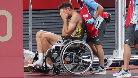 Pure Verzweiflung: Niklas Kaul im Rollstuhl auf dem Weg aus dem Stadion
