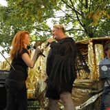 Die alleinerziehende Musikproduzentin Nike (Henny Reents) ist eine Chaotin vor dem Herrn. Sie vergisst auch schon mal ihr Baby im Auto. Sie hat ihren Bruder Malte (Daniel Zillmann) mit in die Elterninitiative gebracht, mit dem sie zur Einweihung einen Song singt.