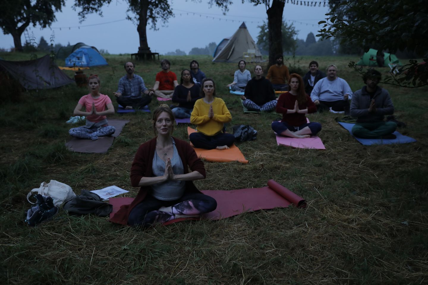 Um als Gruppe zusammenzuwachsen, geht die ganze Elterninitiative zusammen mit dem Schamanen campen. Am ersten Abend gibt Nina (Lavinia Wilson) für die anderen Eltern eine Yogastunde. Das soll zwar entspannen - kann die in der Gruppe wachsenden Spannungen jedoch nicht lösen. Im Gegenteil: Durch das Wochenende brechen schwelende Konflikte erst richtig aus - so wohl zwischen den verschiedenen Elterngruppen als auch innerhalb der Paare. Es zeigt sich: Kinder zu erziehen ist eine ernste Angelegenheit - und gerade deshalb von außen betrachtet oft so komisch.