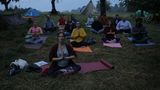 Um als Gruppe zusammenzuwachsen, geht die ganze Elterninitiative zusammen mit dem Schamanen campen. Am ersten Abend gibt Nina (Lavinia Wilson) für die anderen Eltern eine Yogastunde. Das soll zwar entspannen - kann die in der Gruppe wachsenden Spannungen jedoch nicht lösen. Im Gegenteil: Durch das Wochenende brechen schwelende Konflikte erst richtig aus - so wohl zwischen den verschiedenen Elterngruppen als auch innerhalb der Paare. Es zeigt sich: Kinder zu erziehen ist eine ernste Angelegenheit - und gerade deshalb von außen betrachtet oft so komisch.