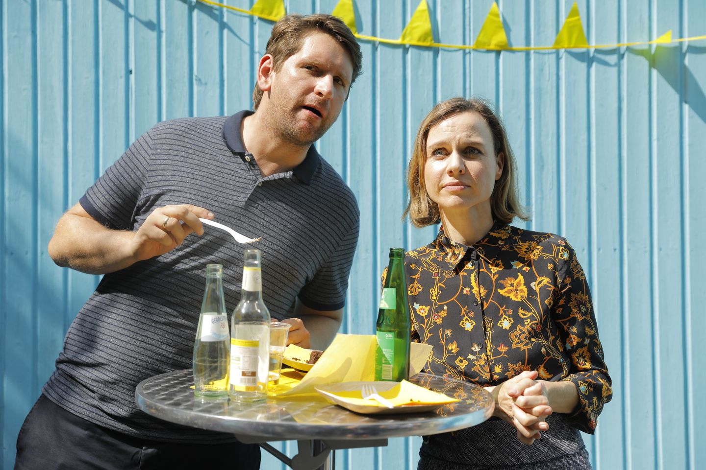 Auch Lars (Sebastian Schwarz) und Anita (Nadja Becker) gehören zu der Elterninitiative. Doch bei ihnen ist der Wunsch Vater des Gedankens. Denn sie haben noch kein Kind. Mehr noch: Anita ist nicht einmal schwanger.