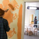 In kräftezehrenden Diskussionen beschließen die Eltern, dass es für ihre Kleinen biologisch-dynamisch-vegane Ernährung geben soll. Als es schließlich ans Renovieren und Einrichten der Räumlichkeiten geht, erlahmt die Energie bei den ersten.