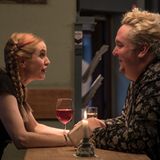 Malte (Daniel Zillmann) ist alleinstehend und steht auf Männer. Doch er möchte unbedingt ein Kind bekommen. In seiner Stammkneipe trifft er sich mit paarungswilligen Frauen - und lernt Barbara (Mirijam Verena Jeremic) kennen. "Andere Eltern" schafft es, die fragile Balance zu halten: Auf der einen Seite gibt es viele Szenen voller ins Alberne gleitender Komik - auf der anderen Seite wird die Würde der einzelnen Charaktere gewahrt. 