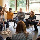 Die Sorge übereifriger Eltern um das Wohlergehen ihres Nachwuchses hat schon Stoff für viele Filme und Serien geliefert. Jetzt kommt auch noch ZDFneo mit "Andere Eltern" (ab Dienstag, 10. August, 23.15 Uhr). Doch die siebenteilige Comedyserie schafft es tatsächlich, aus diesem eigentlich ausgelutschten Sujet humoristische Funken zu schlagen. Im Mittelpunkt steht eine von Nina (Lavinia Wilson) ins Leben gerufene Elterninitiative, die in Köln eine Kita errichten will. In den sieben Folgen wird der steinige Weg von dem ersten Treffen bis zur Einweihung erzählt.