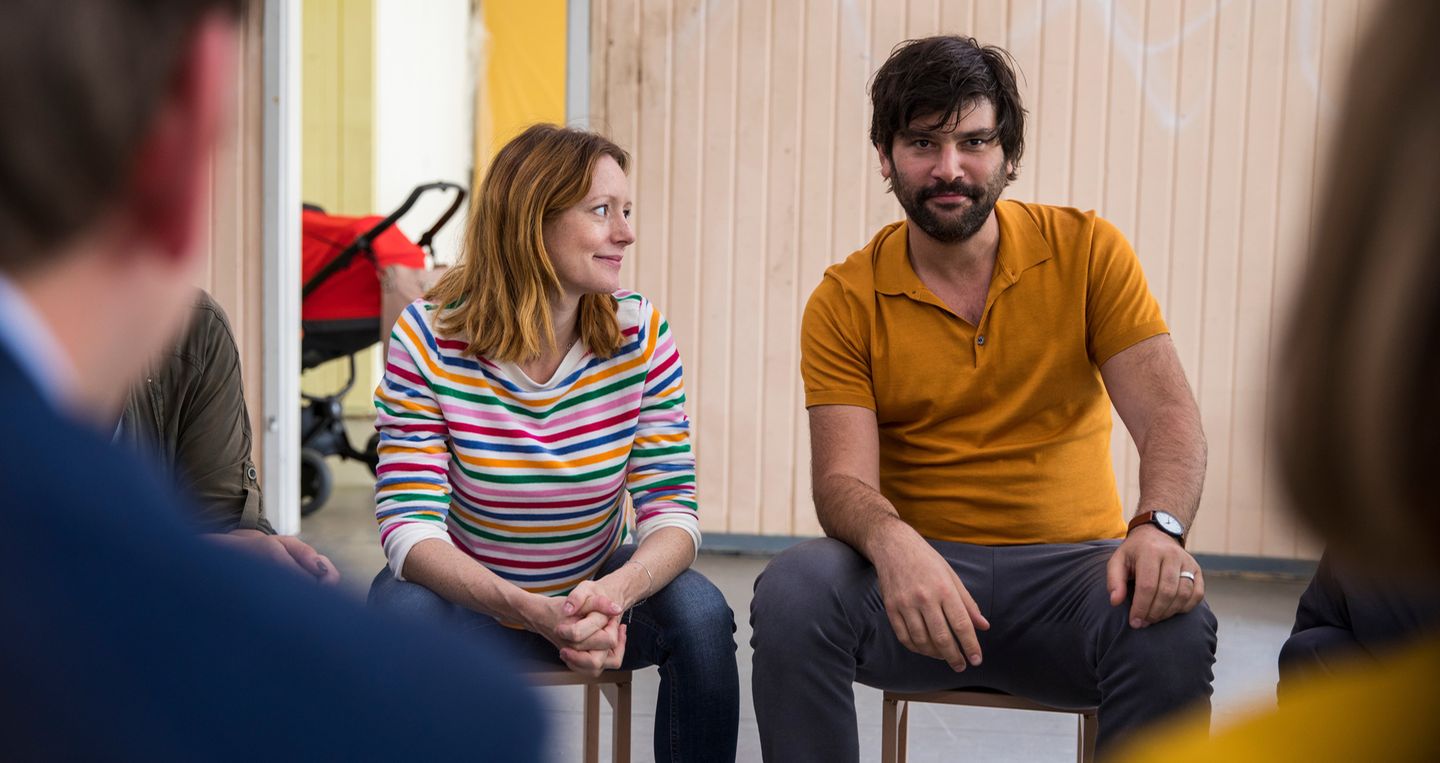 Nina (Lavinia Wilson) und Jannos (Jasin Challah) haben die Initiative ins Leben gerufen. Der Name für die Kita ist schnell gefunden: Kita "Krims-Krams-Kids". Doch ansonsten verbringen die Eltern viele Stunden und streiten über das beste Erziehungskonzept für ihre größtenteils noch ungeborenen Kinder. 