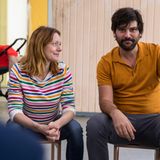 Nina (Lavinia Wilson) und Jannos (Jasin Challah) haben die Initiative ins Leben gerufen. Der Name für die Kita ist schnell gefunden: Kita "Krims-Krams-Kids". Doch ansonsten verbringen die Eltern viele Stunden und streiten über das beste Erziehungskonzept für ihre größtenteils noch ungeborenen Kinder. 