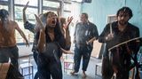 Um ihre neuen Kita-Räume von negativen Energien zu reinigen, haben die Eltern einen Schamanen kommen lassen. Dessen Räucher-Aktivitäten setzen jedoch die Sprinkleranlage in Gang. Zunächst tanzen Yaa (Rebecca Lina), Björn (Serkan Kaya) und die anderen Eltern ekstatisch - den dadurch angerichteten Schaden bemerken sie erst später. Insgesamt ist die Serie nah dran an dem, was viele Väter und Mütter auf Elternabenden in Kitas erleben - wo die Grenzen zwischen noch ernst zu nehmender Sorge um das Wohl des Kindes und Lächerlichkeit bisweilen fließend sind. Szenen wie diese zeichnen die besondere Qualität von "Andere Eltern" aus: Viele Dialoge und Ereignisse könnten sich genau so in der Realität zugetragen haben. Doch die Geschehnisse werden ein bisschen überdreht - dadurch sind sie nicht zu nah am Alltag der Zuschauer.