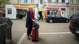 Das Besondere an "Andere Eltern": Es handelt sich um eine Mockumentary. Das heißt, die Geschichte wird - ähnlich wie schon bei "Stromberg" - als fiktive Doku erzählt. Hier ist es die Filmemacherin Ini (Johanna Gastdorf), die eine Dokumentation über die Elterninitiative ihrer Tochter Nina drehen möchte - und so den ganzen Wahnsinn in Bild und Ton festhält.