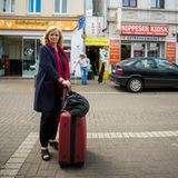 Das Besondere an "Andere Eltern": Es handelt sich um eine Mockumentary. Das heißt, die Geschichte wird - ähnlich wie schon bei "Stromberg" - als fiktive Doku erzählt. Hier ist es die Filmemacherin Ini (Johanna Gastdorf), die eine Dokumentation über die Elterninitiative ihrer Tochter Nina drehen möchte - und so den ganzen Wahnsinn in Bild und Ton festhält.