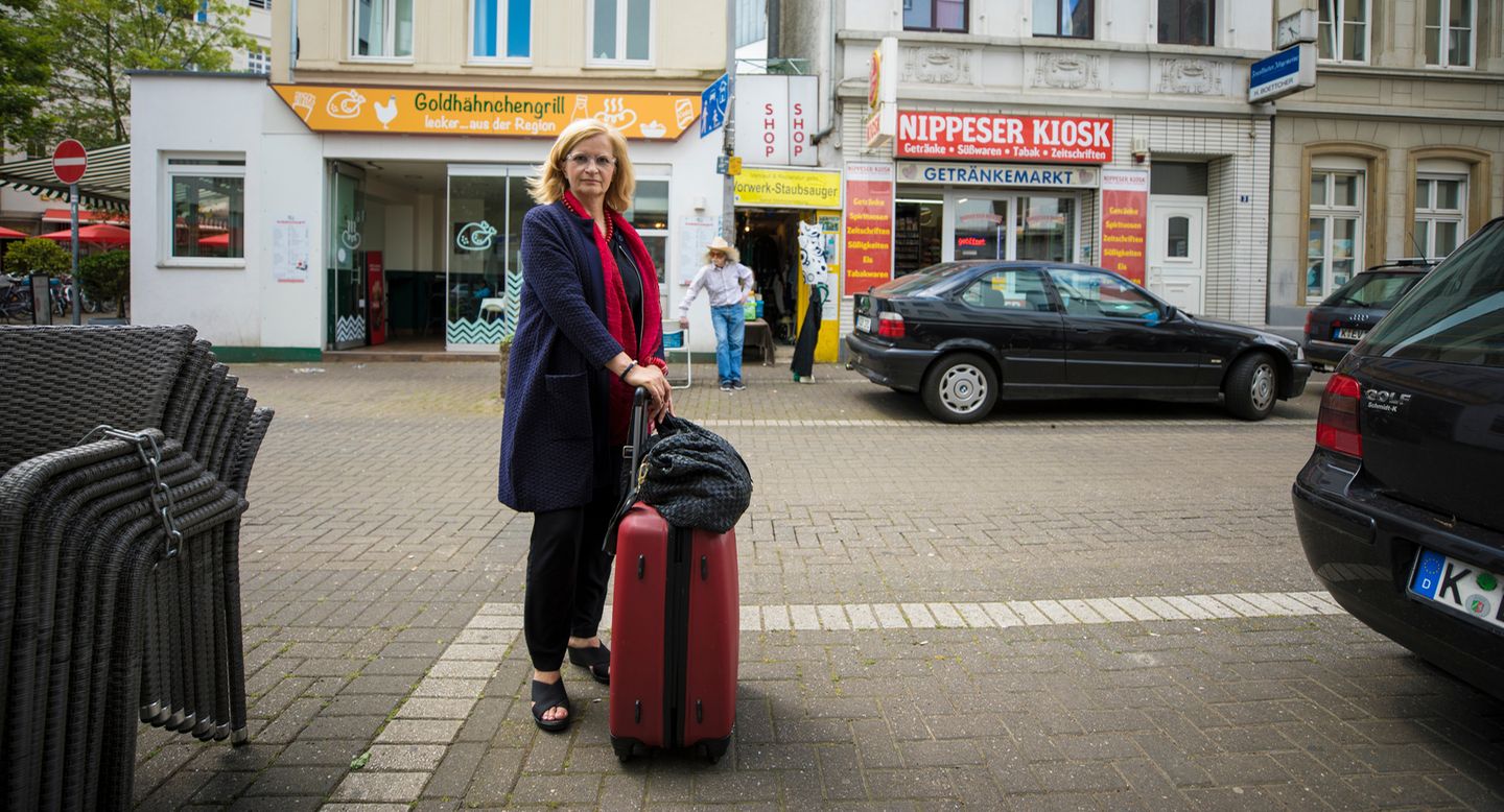 Das Besondere an "Andere Eltern": Es handelt sich um eine Mockumentary. Das heißt, die Geschichte wird - ähnlich wie schon bei "Stromberg" - als fiktive Doku erzählt. Hier ist es die Filmemacherin Ini (Johanna Gastdorf), die eine Dokumentation über die Elterninitiative ihrer Tochter Nina drehen möchte - und so den ganzen Wahnsinn in Bild und Ton festhält.