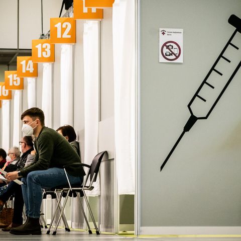 Berlin: Menschen warten im Corona-Impfzentrum auf dem Messegelände auf ihre Impfung