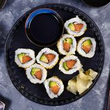 Sushi gibt es auch als TK-Produkt. Das Tiefgefrieren tötet zwar Parasiten zuverlässig ab, aus geschmacklicher Sicht ist das Tiefkühlprodukt aber nicht mit frisch zubereitetem Sushi zu vergleichen.