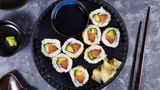 Sushi gibt es auch als TK-Produkt. Das Tiefgefrieren tötet zwar Parasiten zuverlässig ab, aus geschmacklicher Sicht ist das Tiefkühlprodukt aber nicht mit frisch zubereitetem Sushi zu vergleichen.