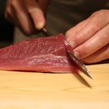 Der verwendete Fisch sollte nicht fischig riechen, fest und klar aussehen und nicht schmierig sein. Im Sushi-Restaurant kann man darauf am besten achten. Dort werden Sushiröllchen frisch vor den Augen der Gäste zubereitet. Die können dadurch direkt die Hygiene kontrollieren.