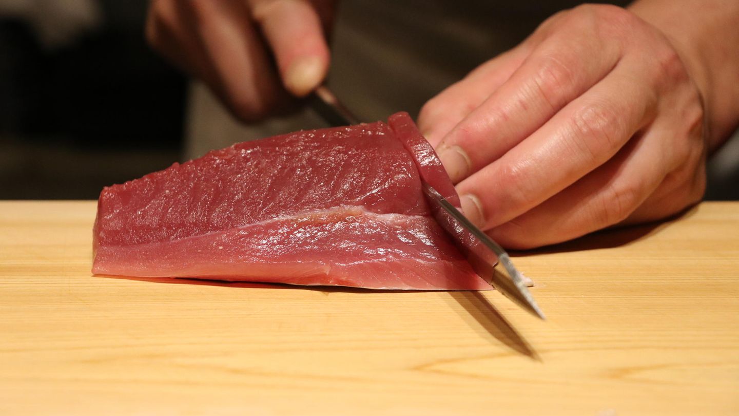 Der verwendete Fisch sollte nicht fischig riechen, fest und klar aussehen und nicht schmierig sein. Im Sushi-Restaurant kann man darauf am besten achten. Dort werden Sushiröllchen frisch vor den Augen der Gäste zubereitet. Die können dadurch direkt die Hygiene kontrollieren.