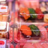 Wer verpacktes Sushi aus dem Supermarkt kauft, sollte Verbrauchsdatum und Lagerhinweise genau befolgen. Nach Ablauf des Mindesthaltbarkeitsdatums sollten die Reisröllchen in den Müll wandern. Die Verbraucherzentrale rät, Sushi nicht länger als zwölf Stunden bei etwa null Grad aufzubewahren. 