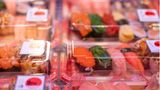 Wer verpacktes Sushi aus dem Supermarkt kauft, sollte Verbrauchsdatum und Lagerhinweise genau befolgen. Nach Ablauf des Mindesthaltbarkeitsdatums sollten die Reisröllchen in den Müll wandern. Die Verbraucherzentrale rät, Sushi nicht länger als zwölf Stunden bei etwa null Grad aufzubewahren. 
