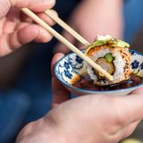 Ein weiteres Indiz für gutes Sushi ist, wenn Sie das Röllchen in Sojasauce tunken und es auseinander fällt. Dies ist eine Technik der Europäer, mit der Japaner nichts gemein haben. In Japan wird nur der Belag, also der rohe Fisch in Sojasauce gedippt, niemals aber der Reis. 