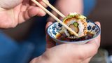 Ein weiteres Indiz für gutes Sushi ist, wenn Sie das Röllchen in Sojasauce tunken und es auseinander fällt. Dies ist eine Technik der Europäer, mit der Japaner nichts gemein haben. In Japan wird nur der Belag, also der rohe Fisch in Sojasauce gedippt, niemals aber der Reis. 