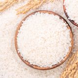 Für Sushi benutzt man immer normalen japanischen kurzkörnigen Rundkornreis. Der hat sehr viel Stärke und klebt deshalb. Das soll auch so sein. Wer Milch-, Risotto- oder andere Reissorten verwendet, kann daher kein gutes Sushi servieren. Schmeckt der Reis wässrig, kann man davon ausgehen, dass beim Reis gespart wurde und eine günstigere Variante zum Einsatz kam.