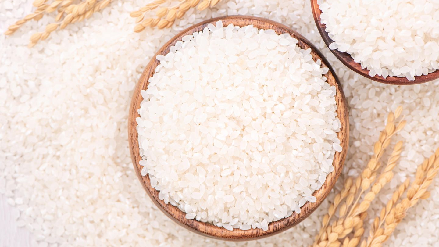 Für Sushi benutzt man immer normalen japanischen kurzkörnigen Rundkornreis. Der hat sehr viel Stärke und klebt deshalb. Das soll auch so sein. Wer Milch-, Risotto- oder andere Reissorten verwendet, kann daher kein gutes Sushi servieren. Schmeckt der Reis wässrig, kann man davon ausgehen, dass beim Reis gespart wurde und eine günstigere Variante zum Einsatz kam.