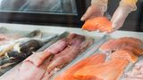 Um in Sachen Qualität wirklich sicherzugehen, kann man Sushi natürlich auch selbst zubereiten. Dann gilt aber beim Fischverkäufer explizit nach Sushi-Qualität zu fragen. Denn nicht jeder Fisch eignet sich zum Rohverzehr.