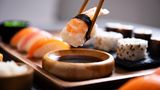 Der Fisch  Wird Fisch nicht richtig gekühlt, verfärbt er sich schnell. Lachs beispielsweise wird an den Ecken braun, wenn er alt ist. Genauso Thunfisch. Ist der Rand des Fischs bereits trocken und matt, essen Sie ihn nicht mehr. Achten Sie immer darauf, dass die Kühlkette richtig eingehalten wurde. Egal ob im Restaurant, beim Sushi-Take-away oder im Supermarkt. Fisch ist eiweiß- und wasserreich und damit ein idealer Nährboden für krankmachende Keime.