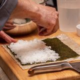 Der Reis  Beim Sushi geht es nur bedingt um den Fisch, sonder vielmehr um den Reis. Der ist speziell kalt gesäuert und gesüßt. Die genaue Rezeptur ist das Geheimnis eines jeden Sushimeisters. Berühmt geworden ist Sushi hierzulande übrigens als Nigiri, also Reis, der als Reisballen geformt und mit rohem Fisch serviert wird. 