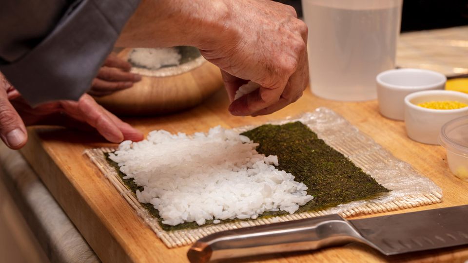 Der Reis  Beim Sushi geht es nur bedingt um den Fisch, sonder vielmehr um den Reis. Der ist speziell kalt gesäuert und gesüßt. Die genaue Rezeptur ist das Geheimnis eines jeden Sushimeisters. Berühmt geworden ist Sushi hierzulande übrigens als Nigiri, also Reis, der als Reisballen geformt und mit rohem Fisch serviert wird. 
