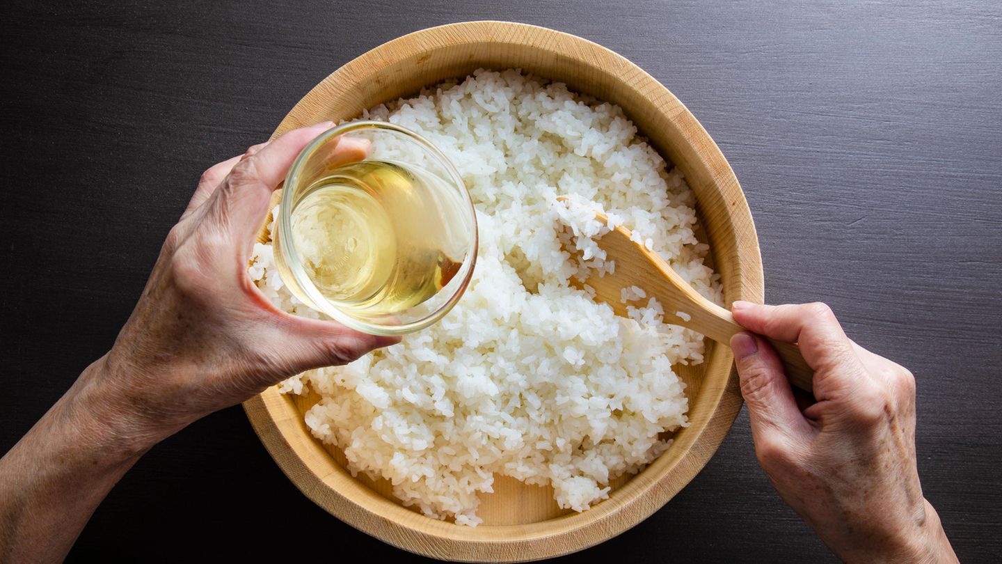 Der Reis muss bissfest und die Oberfläche glatt und glänzend sein. Ist der Reis verkocht, wird das Sushi schnell matschig. Stehen die Röllchen bereits länger in der Kühltheke, wird der Reis hart und trocken. Dann sollte man besser die Finger vom Sushi lassen.