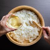 Der Reis muss bissfest und die Oberfläche glatt und glänzend sein. Ist der Reis verkocht, wird das Sushi schnell matschig. Stehen die Röllchen bereits länger in der Kühltheke, wird der Reis hart und trocken. Dann sollte man besser die Finger vom Sushi lassen.