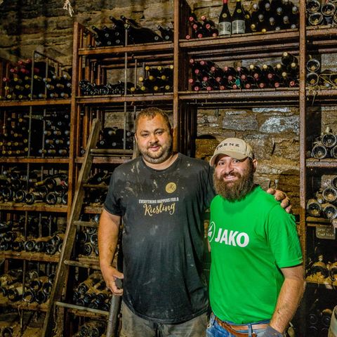 Christian Gebhardt (l.) und Thomas Porsch sind von ihren Weingütern in Hessen nach Mayschoß gekommen, um der schwer getroffenen Winzergenossenschaft beizustehen