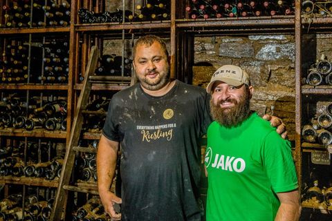 Christian Gebhardt (l.) und Thomas Porsch sind von ihren Weingütern in Hessen nach Mayschoß gekommen, um der schwer getroffenen Winzergenossenschaft beizustehen