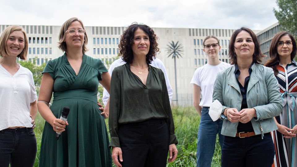 Mehrere Grünen-Politikerinnen posieren auf einem Foto