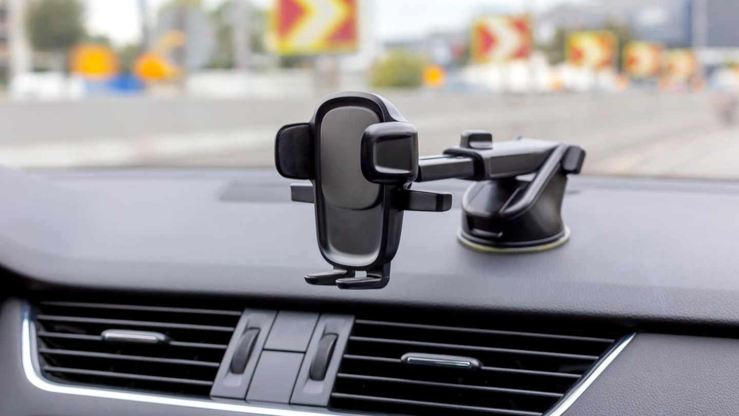 Mobile phone holder for cars: 4 top models in comparison