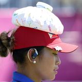 Bianca Pagdanganan von den Philippinen kühlt sich mit einem Eisbeutel auf dem Kopf ab