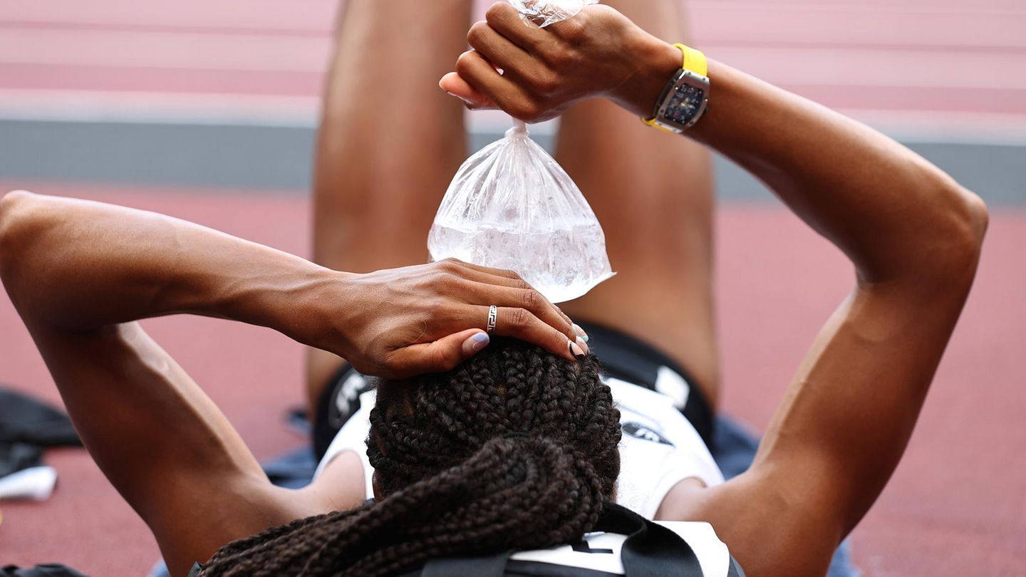 Die belgische Athletin Nafissatou Thiam kühlt sich beim Siebenkampf der Frauen mit einem Eisbeutel ab