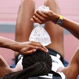 Die belgische Athletin Nafissatou Thiam kühlt sich beim Siebenkampf der Frauen mit einem Eisbeutel ab