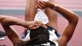 Die belgische Athletin Nafissatou Thiam kühlt sich beim Siebenkampf der Frauen mit einem Eisbeutel ab