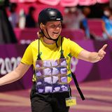 Die australische Skateboarderin Poppy Olsen kühlt sich mit einer Eis-Weste ab