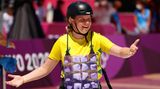 Die australische Skateboarderin Poppy Olsen kühlt sich mit einer Eis-Weste ab
