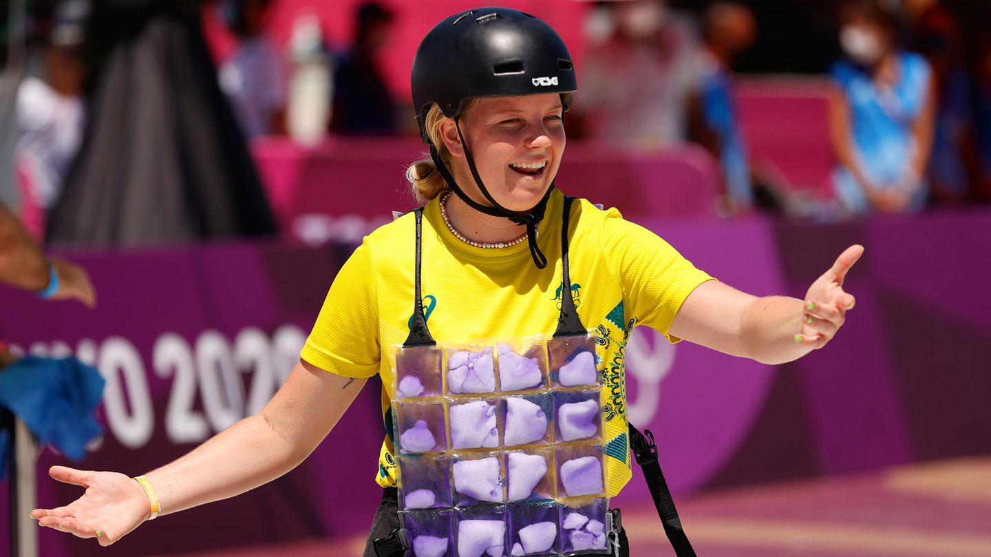 Die australische Skateboarderin Poppy Olsen kühlt sich mit einer Eis-Weste ab