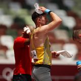 Kai Kazmirek legt sich beim Kugelstoßen im Zehnkampf der Männer im Olympiastadion einen Eisbeutel auf den Kopf